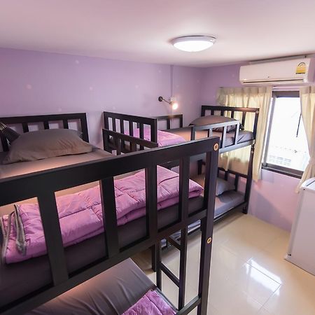 Full stop. Hostel Patong Esterno foto